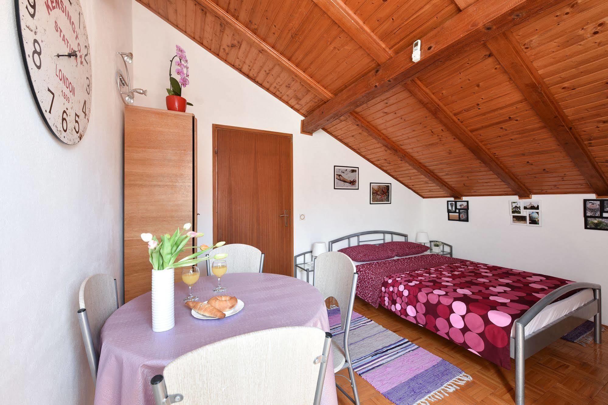 Adria Apartments Zara Esterno foto