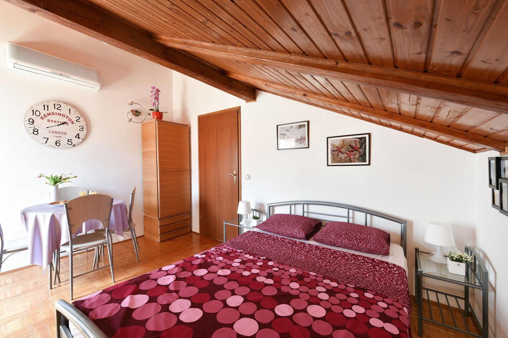 Adria Apartments Zara Esterno foto